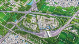 車在景中行 城在綠中憩