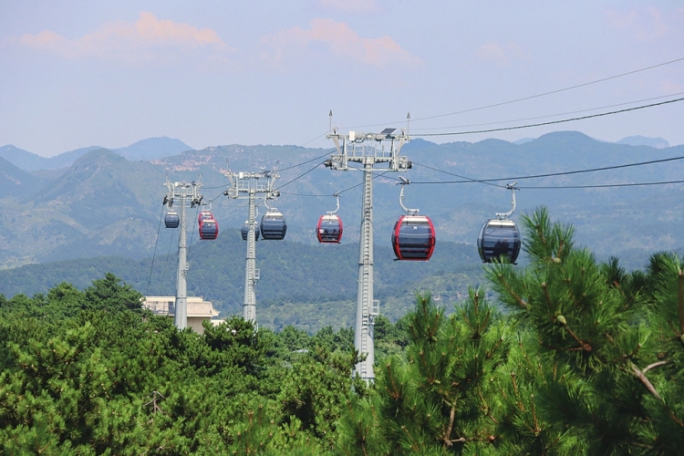 王莽嶺景區吸引多地遊人體驗山間清涼_fororder_纜車