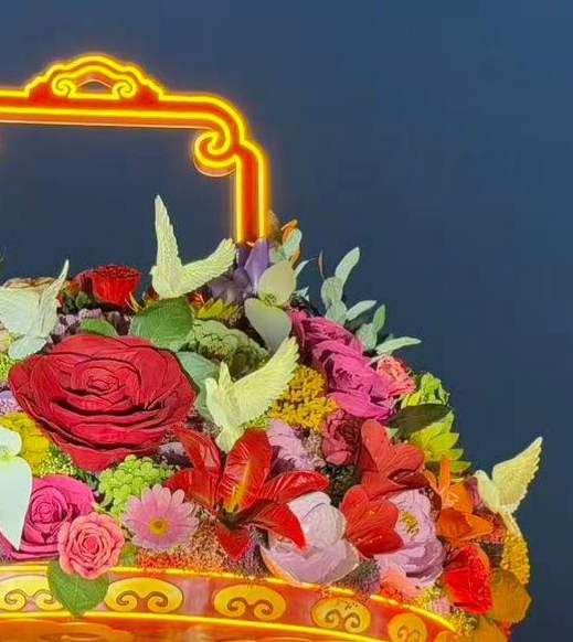 天安門廣場大花籃亮燈 觀花人如潮 天安門廣場大花籃亮燈 觀花人如潮