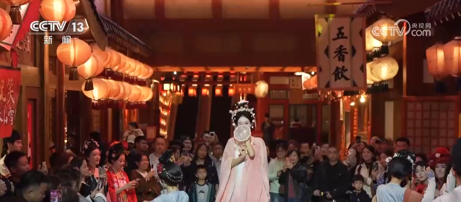 綰青絲著唐裝、走進書中美景……傳統文化生動“破圈”撬動消費澎湃活力 綰青絲著唐裝、走進書中美景……傳統文化生動“破圈”撬動消費澎湃活力