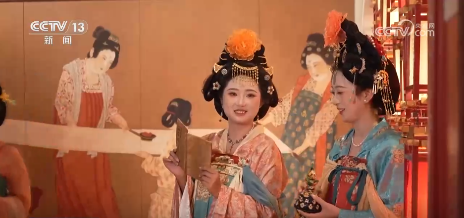 綰青絲著唐裝、走進書中美景……傳統文化生動“破圈”撬動消費澎湃活力 綰青絲著唐裝、走進書中美景……傳統文化生動“破圈”撬動消費澎湃活力