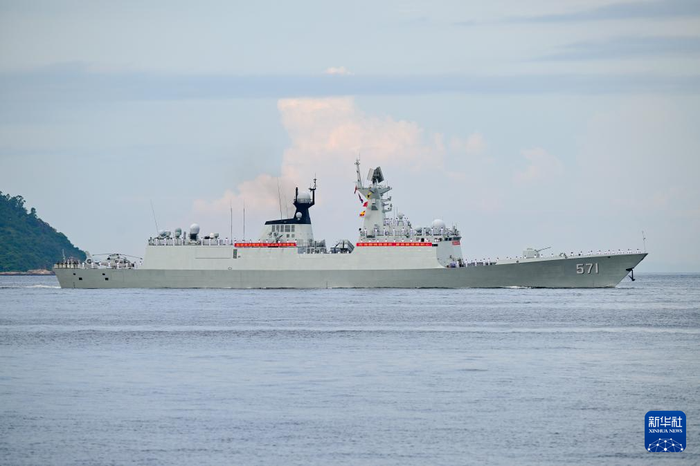 中國海軍山東艦航母編隊抵達香港