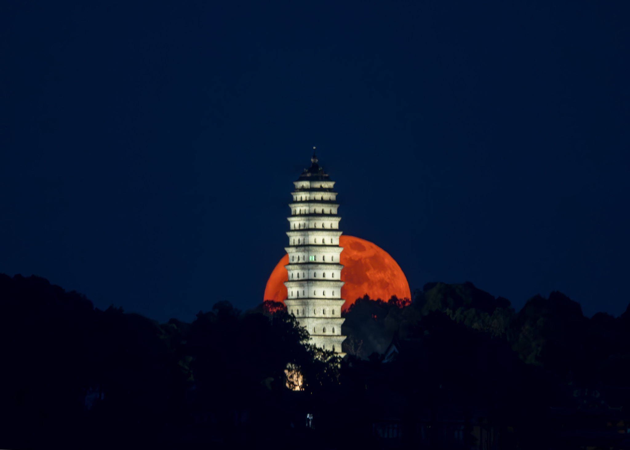 2025“最低滿月”限時登場！你看到了嗎？