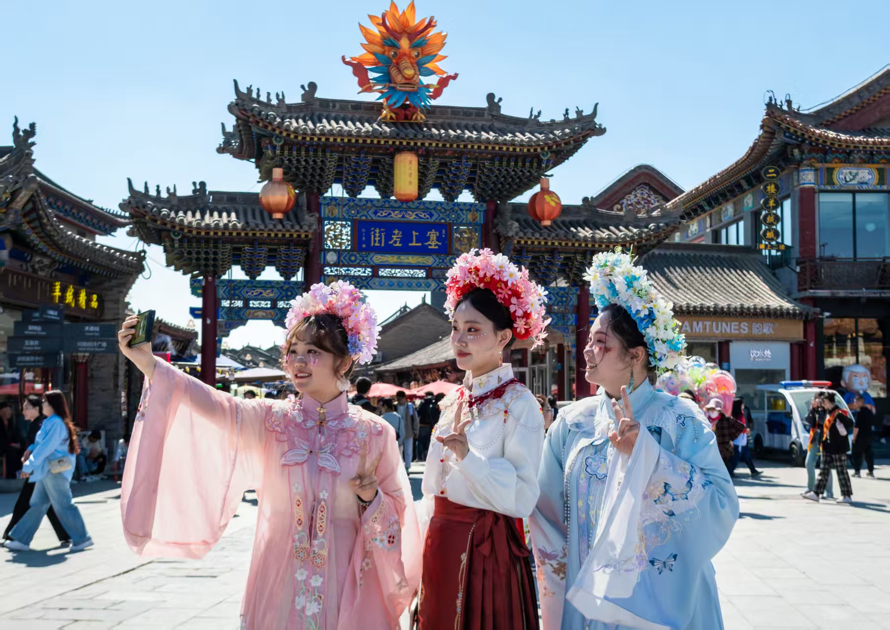 從“打卡”到“入戲”：當旅遊遇上傳統文化