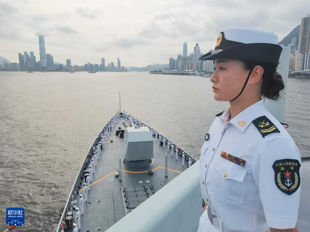中國海軍山東艦航母編隊抵達香港