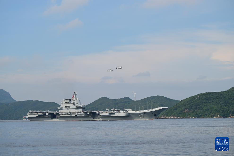 中國海軍山東艦航母編隊抵達香港