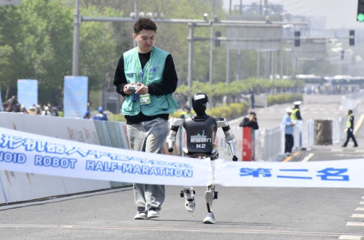 向“智”！中國機器人“跑”起來