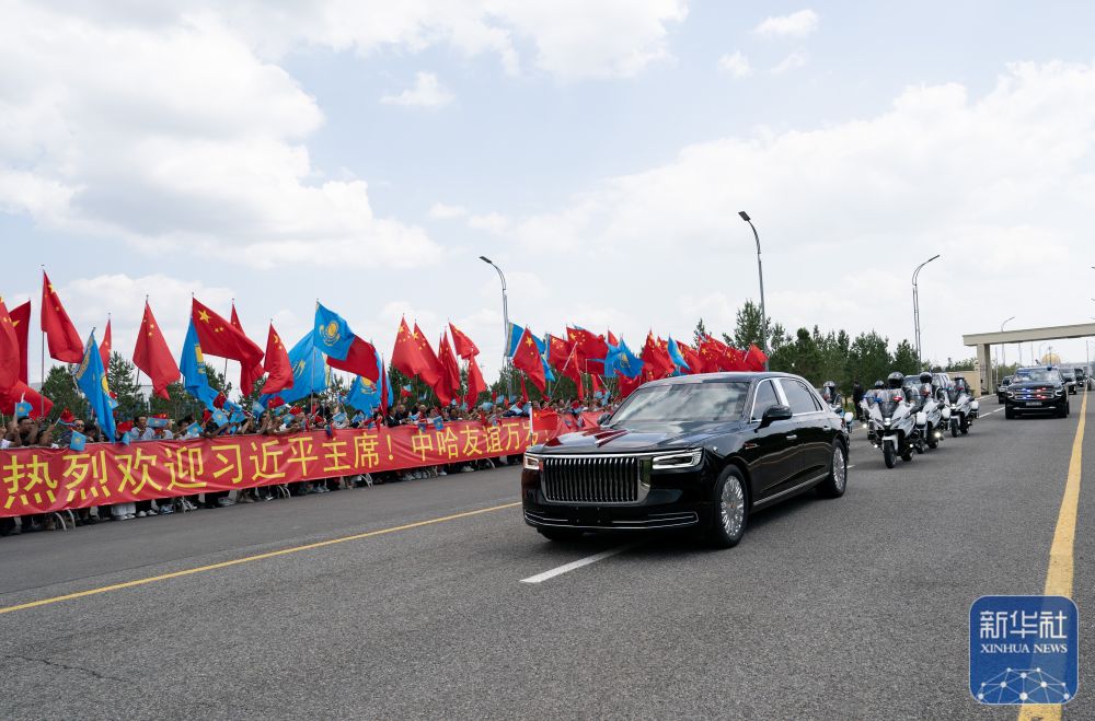 高清大圖丨習近平抵達阿斯塔納 受到熱烈歡迎