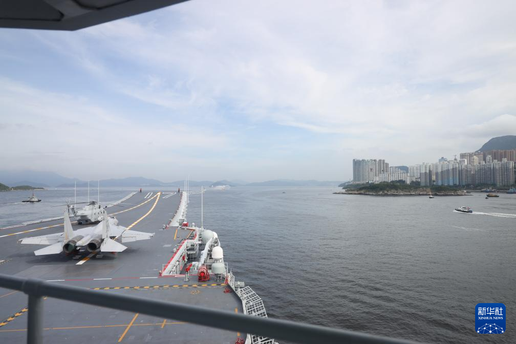 中國海軍山東艦航母編隊抵達香港
