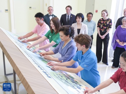 彭麗媛出席2025年“鼓嶺緣”中美青少年聯誼活動