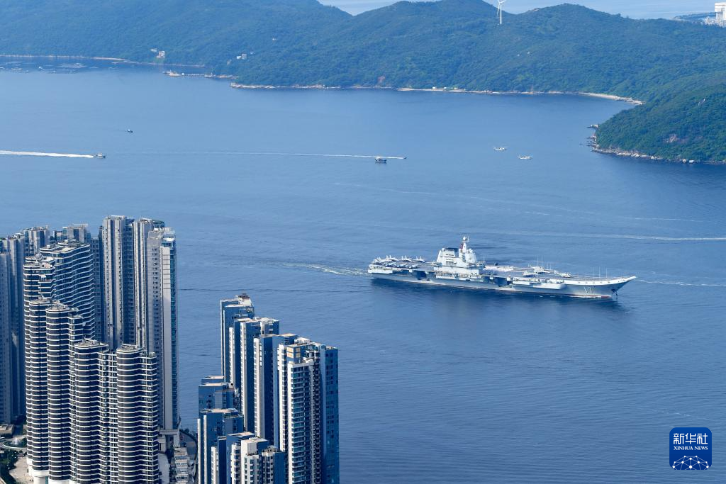 中國海軍山東艦航母編隊抵達香港