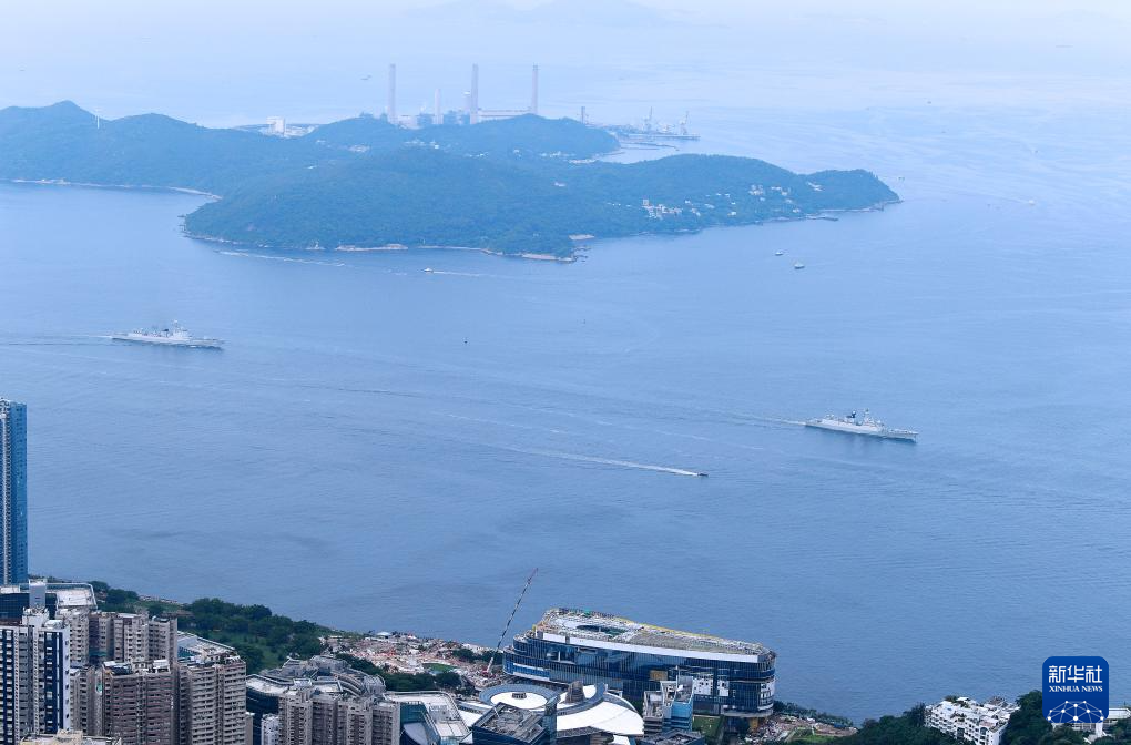 中國海軍山東艦航母編隊抵達香港