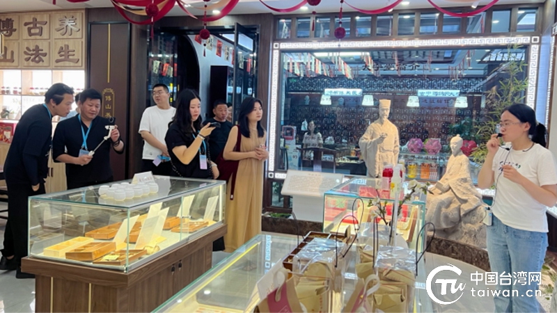兩岸媒體人夜市話親情！2025“品遊山西 尋根問祖”兩岸新媒體聯合采風活動在太原啟幕