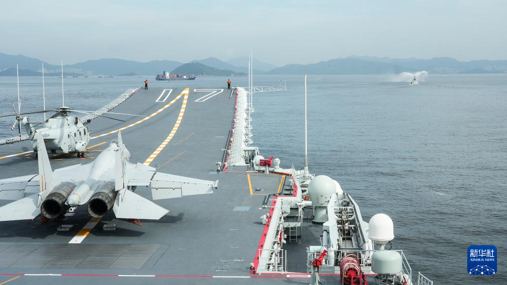 中國海軍山東艦航母編隊抵達香港