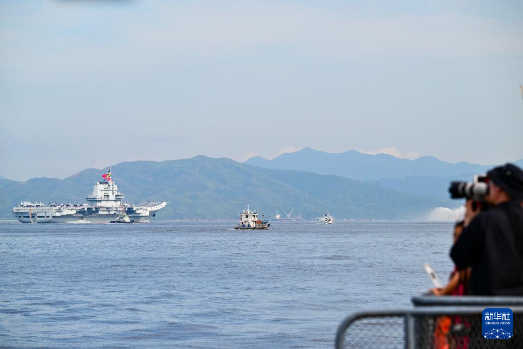 中國海軍山東艦航母編隊抵達香港