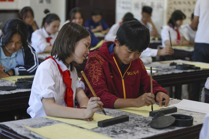 雪蓮綻放新時代 團結奮鬥譜新篇——以習近平同志為核心的黨中央情係天山兒女引領新疆發展紀實 雪蓮綻放新時代 團結奮鬥譜新篇——以習近平同志為核心的黨中央情係天山兒女引領新疆發展紀實