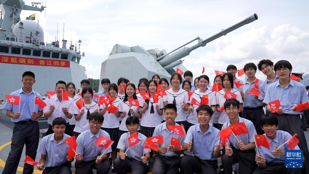 中國海軍山東艦航母編隊抵達香港