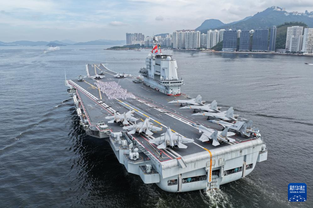 中國海軍山東艦航母編隊抵達香港