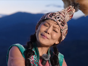 台灣網紅享受山頂寧靜夜晚 分享新疆旅途感悟