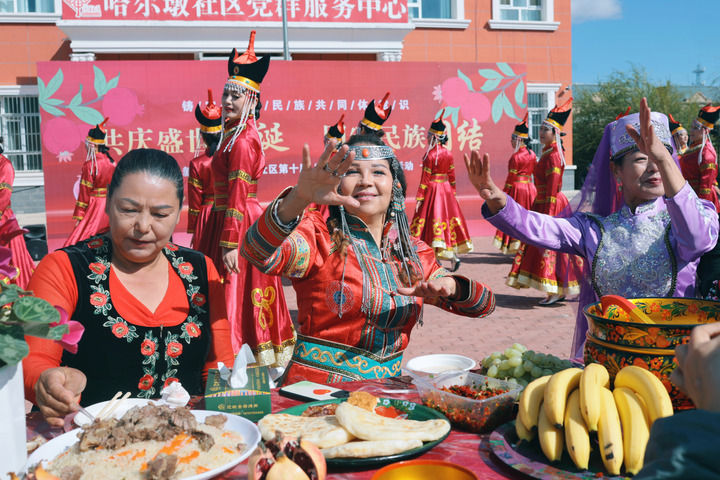 雪蓮綻放新時代 團結奮鬥譜新篇——以習近平同志為核心的黨中央情係天山兒女引領新疆發展紀實 雪蓮綻放新時代 團結奮鬥譜新篇——以習近平同志為核心的黨中央情係天山兒女引領新疆發展紀實