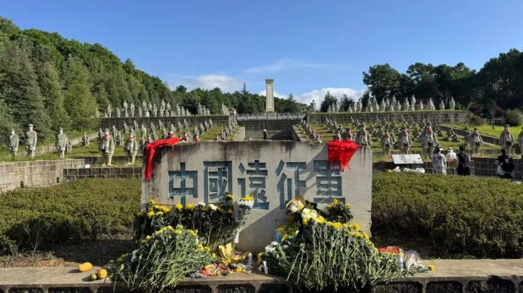 立秋後的銀杏樹與水果糖——臺胞在滇西的悼念與致敬_fororder_中國遠征軍雕塑群，位於雲南省保山市龍陵縣松山戰役舊址。新華網記者 肇蕾 攝_副本