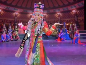 台灣網紅變裝美麗新娘 沉浸式感受鄂爾多斯婚禮文化