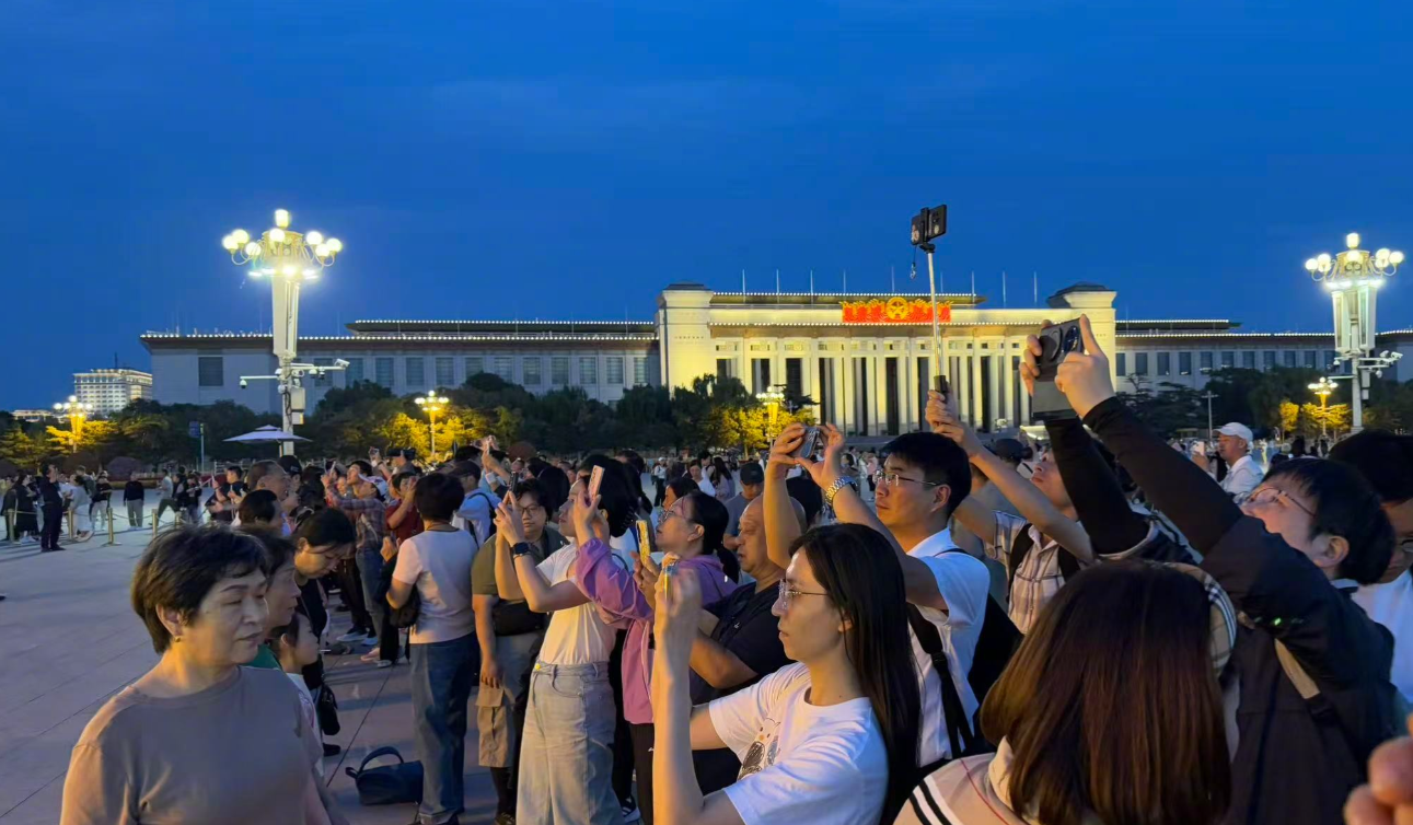 天安門廣場大花籃亮燈 觀花人如潮 天安門廣場大花籃亮燈 觀花人如潮