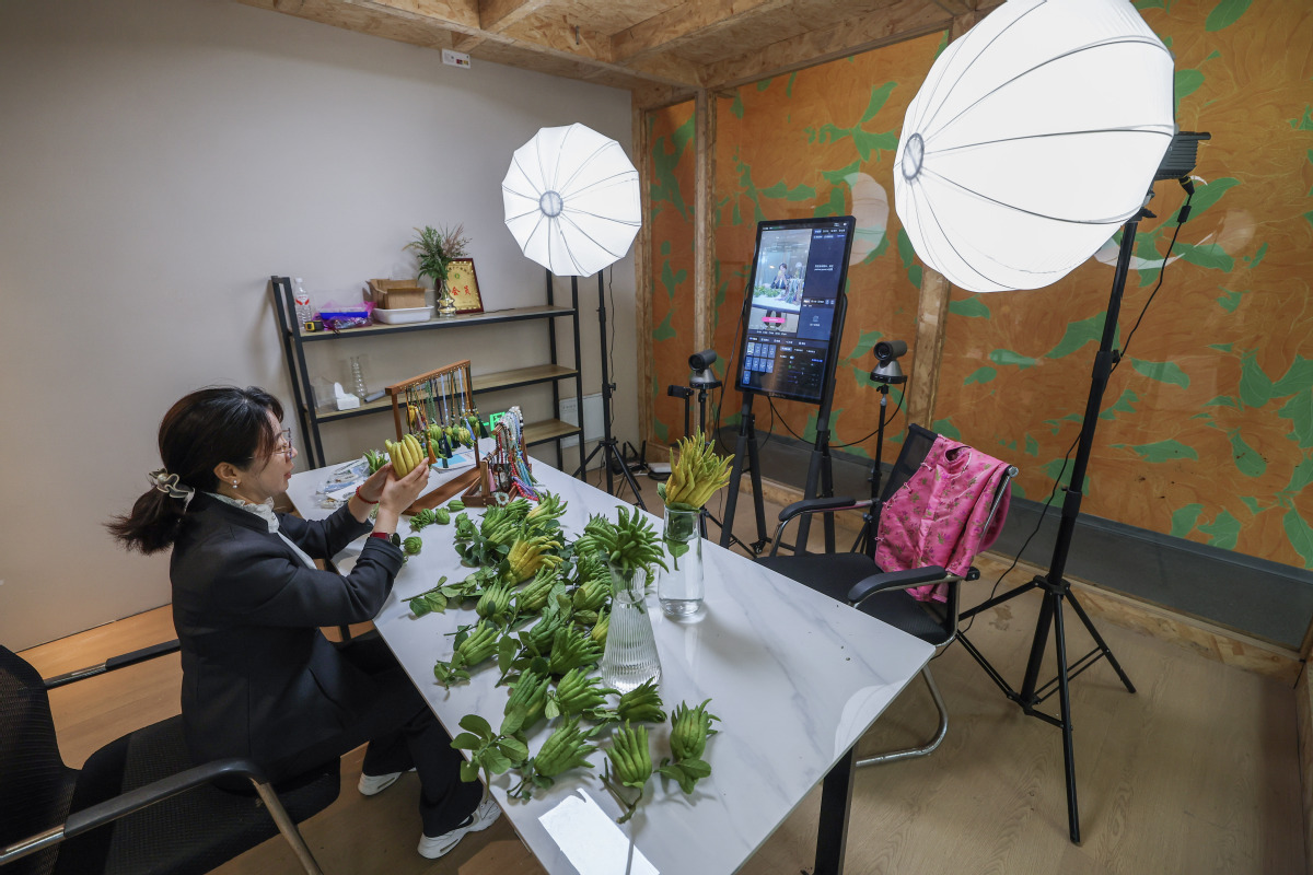 為基本實現社會主義現代化奠定更加堅實的基礎——《中共中央關於制定國民經濟和社會發展第十五個五年規劃的建議》誕生記