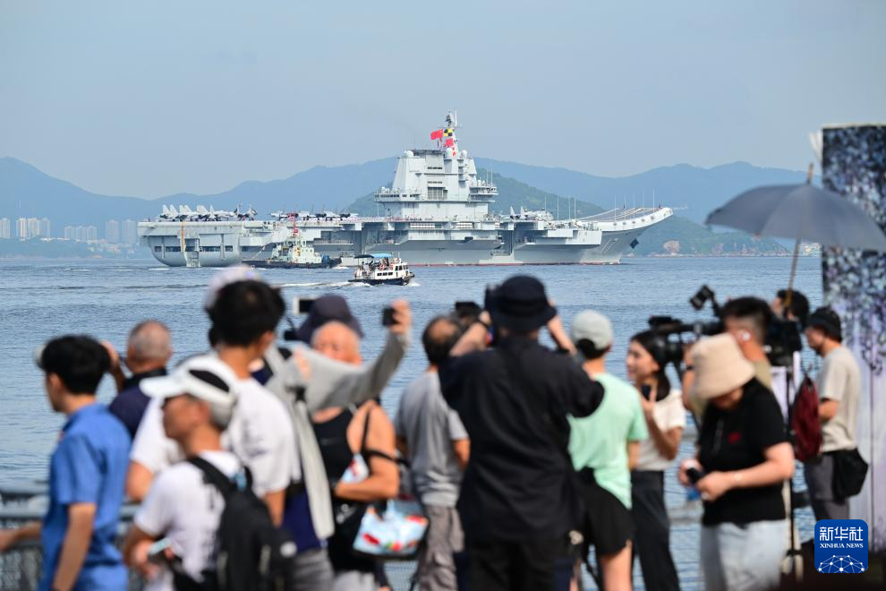 中國海軍山東艦航母編隊抵達香港