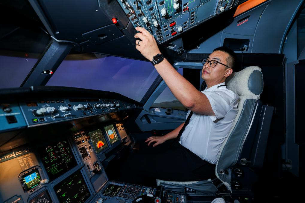 香港故事丨從內地到香港,他們一路追逐“飛行夢” 香港故事丨從內地到香港,他們一路追逐“飛行夢”