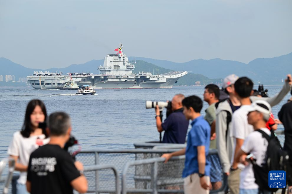 中國海軍山東艦航母編隊抵達香港