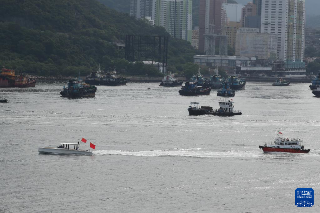 中國海軍山東艦航母編隊抵達香港