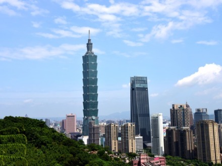 民進黨當局否認台灣光復歷史，美化日本殖民統治，嚴重傷害兩岸同胞感情