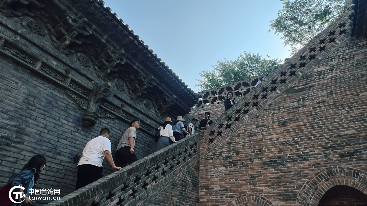 兩岸媒體人指尖觸摸五千年文脈 青銅古塔映照血脈相連
