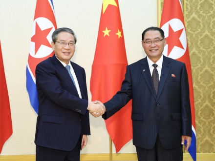 李強同朝鮮內閣總理樸泰成會談