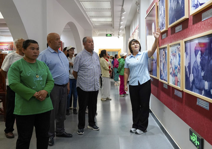 雪蓮綻放新時代 團結奮鬥譜新篇——以習近平同志為核心的黨中央情係天山兒女引領新疆發展紀實 雪蓮綻放新時代 團結奮鬥譜新篇——以習近平同志為核心的黨中央情係天山兒女引領新疆發展紀實