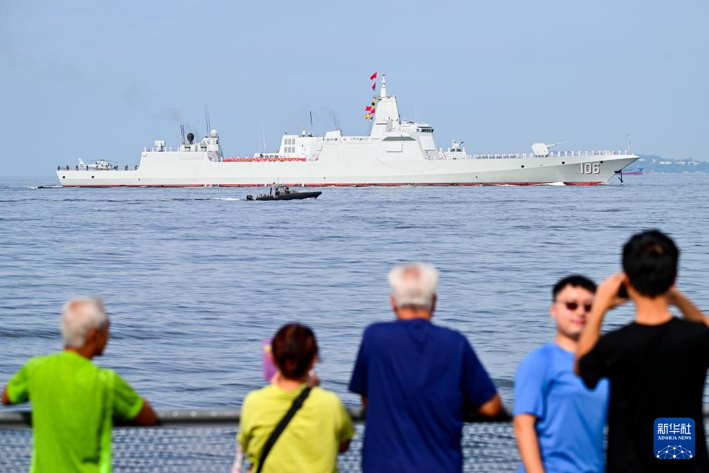 中國海軍山東艦航母編隊抵達香港