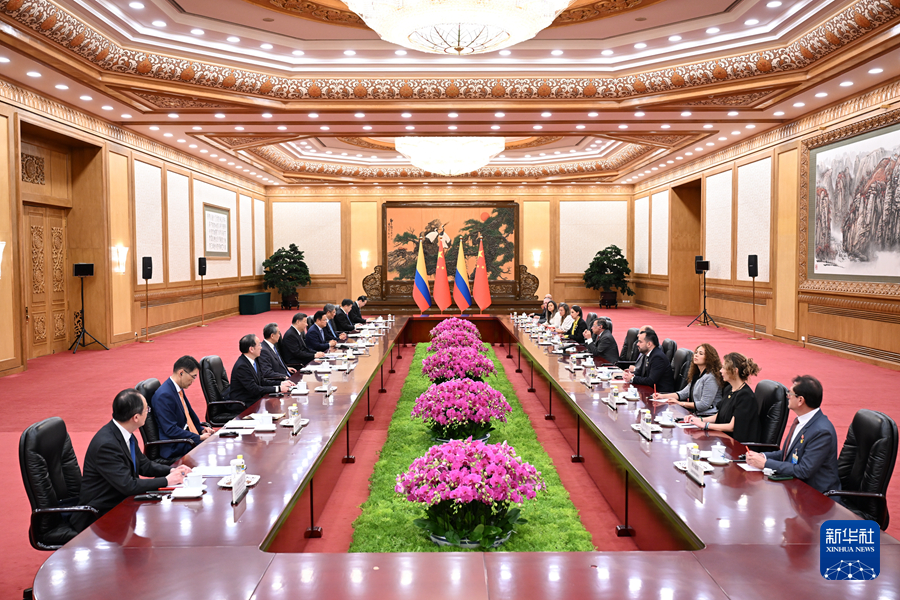 習近平會見哥倫比亞總統佩特羅