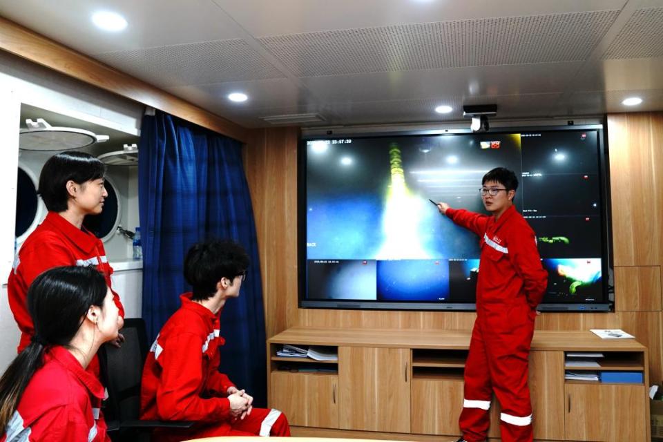 中國自主研製的6000米級深海無人遙控潛水器“海琴”號在南海成功海試 中國自主研製的6000米級深海無人遙控潛水器“海琴”號在南海成功海試