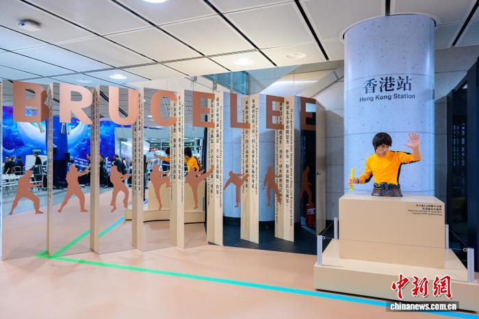 李小龍紀念展“無形之道”在港鐵站舉辦 回顧其光輝人生