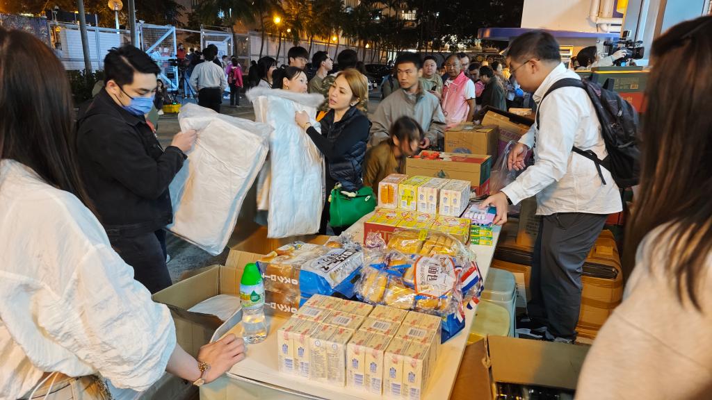 力以赴滅火 萬眾一心救災——香港大埔火災救援現場直擊