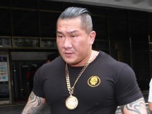 “館長”曬臺胞證獲2.3萬讚，喊話綠媒：歡迎來監督