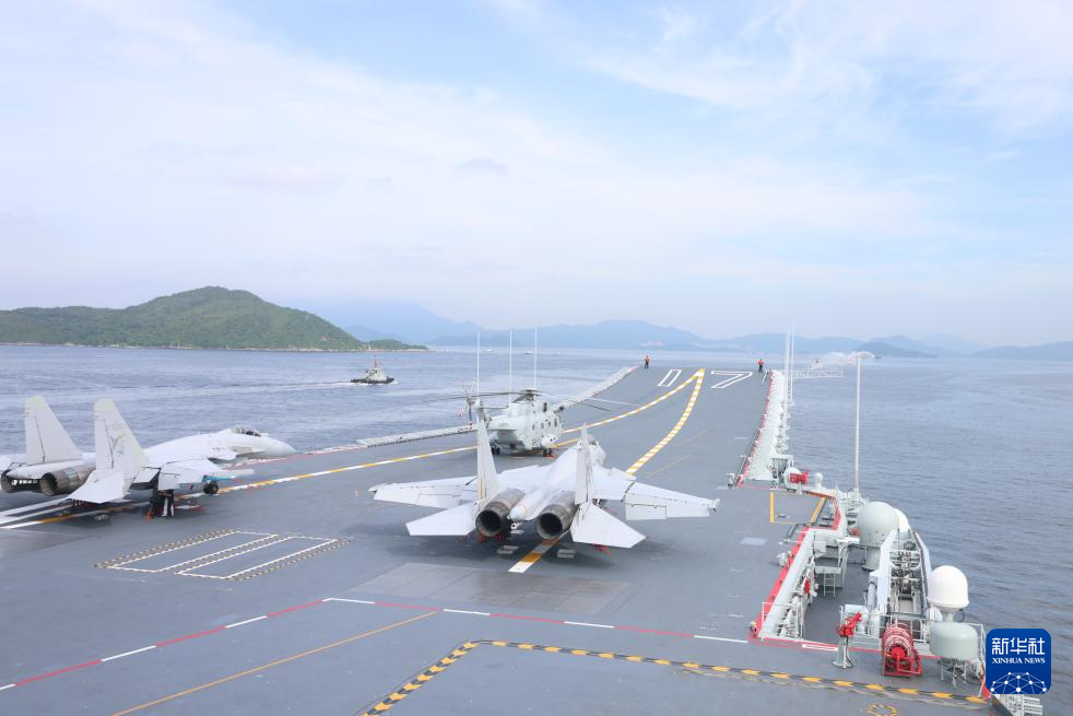 中國海軍山東艦航母編隊抵達香港