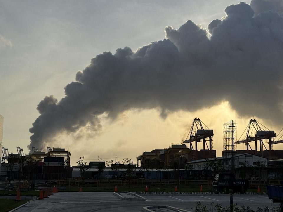 台灣高雄一鋰電池工廠發生火災 現場傳出爆炸聲