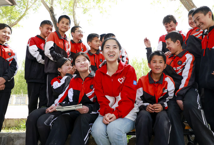 雪蓮綻放新時代 團結奮鬥譜新篇——以習近平同志為核心的黨中央情係天山兒女引領新疆發展紀實 雪蓮綻放新時代 團結奮鬥譜新篇——以習近平同志為核心的黨中央情係天山兒女引領新疆發展紀實