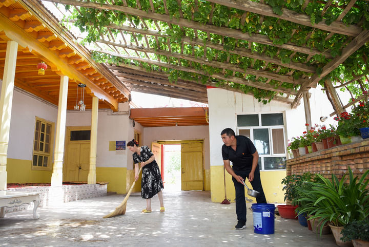 雪蓮綻放新時代 團結奮鬥譜新篇——以習近平同志為核心的黨中央情係天山兒女引領新疆發展紀實 雪蓮綻放新時代 團結奮鬥譜新篇——以習近平同志為核心的黨中央情係天山兒女引領新疆發展紀實