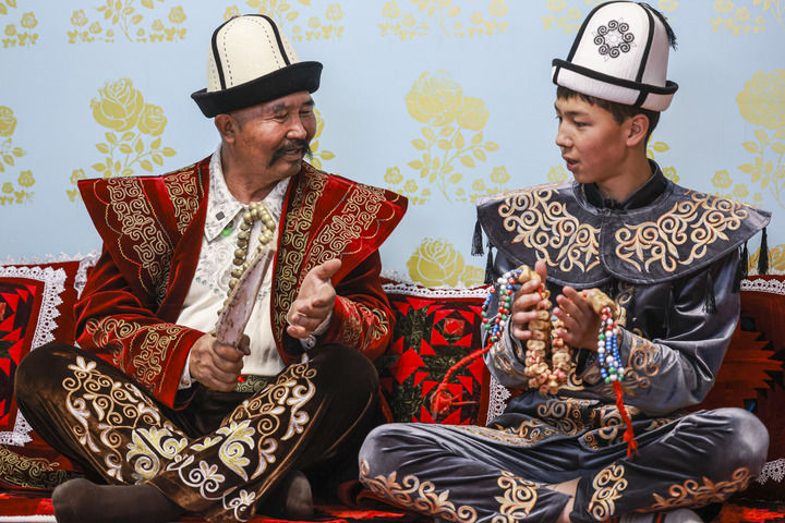 雪蓮綻放新時代 團結奮鬥譜新篇——以習近平同志為核心的黨中央情係天山兒女引領新疆發展紀實 雪蓮綻放新時代 團結奮鬥譜新篇——以習近平同志為核心的黨中央情係天山兒女引領新疆發展紀實