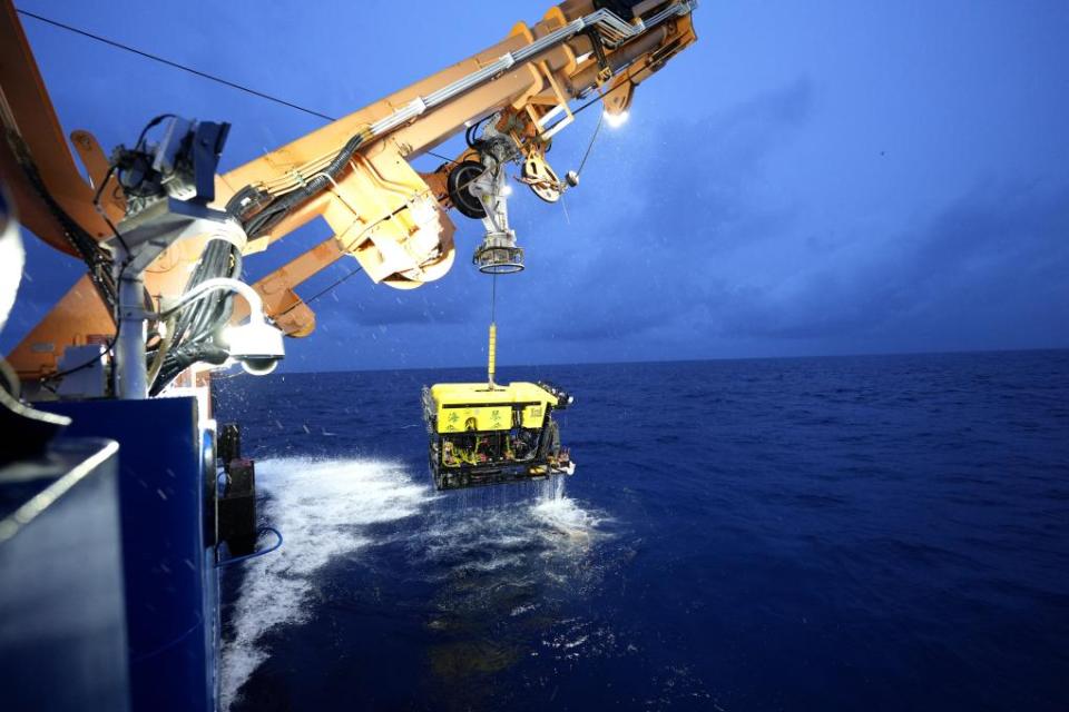 中國自主研製的6000米級深海無人遙控潛水器“海琴”號在南海成功海試 中國自主研製的6000米級深海無人遙控潛水器“海琴”號在南海成功海試