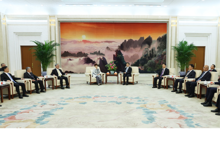 王滬寧會見參加抗戰勝利80週年紀念活動的台灣各界人士代表