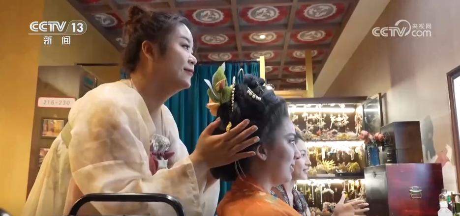 綰青絲著唐裝、走進書中美景……傳統文化生動“破圈”撬動消費澎湃活力 綰青絲著唐裝、走進書中美景……傳統文化生動“破圈”撬動消費澎湃活力